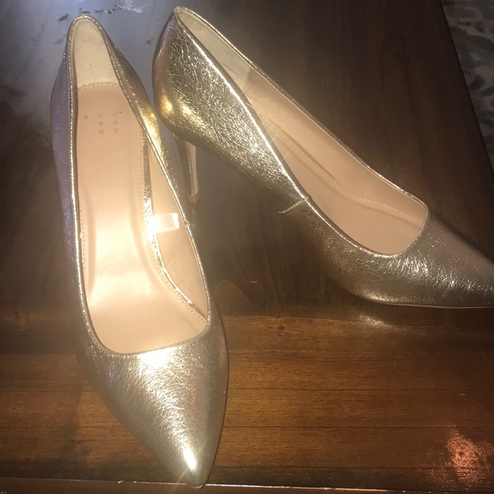 Barely worn gold pumps (11)